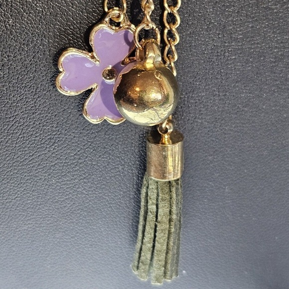 BETSEY JOHNSON LUCKY FOUR LEAF CLOVER CRYSTAL INLAY CHARM DANGLE NECKLACE - Picture 2 of 4